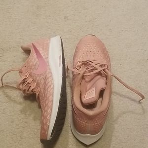 Pink nike zoom pegasus 35
